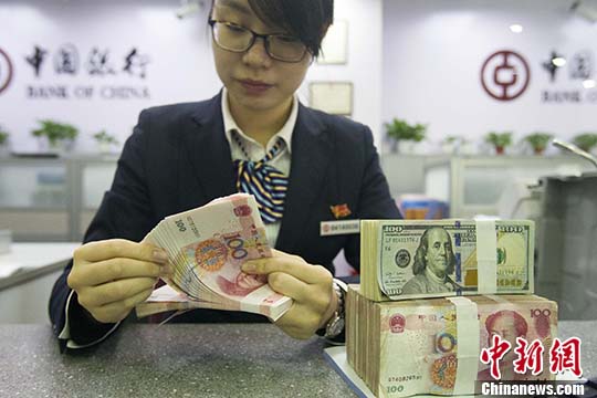 資料圖：山西太原，銀行工作人員正在清點(diǎn)貨幣。 <a target='_blank' href='http://www.chinanews.com/'>中新社</a>記者 張?jiān)?攝