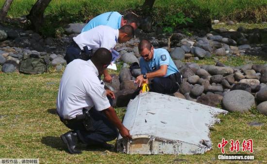 資料圖：在法屬留尼旺群島海岸線上發現的MH370殘骸。