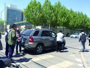 美國駐華大使館門口的越野車上安置著復印機。