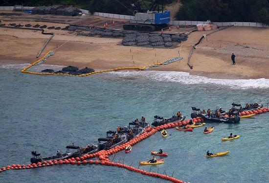 日本填海為美軍建基地 民眾乘坐皮劃艇與警方對峙