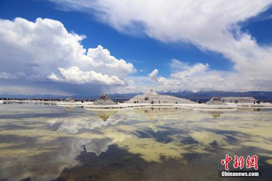 4月29日，素有中國“天空之鏡”之稱的青海茶卡鹽湖開園納客。茶卡鹽湖位于青海省海西蒙古族藏族自治州烏蘭縣茶卡鎮附近，湖面海拔3100米，呈橢圓形，總面積105平方公里，因其旅游資源稟賦可與玻利維亞烏尤尼鹽沼相媲美，享有中國“天空之鏡”之美稱。 羅云鵬 攝