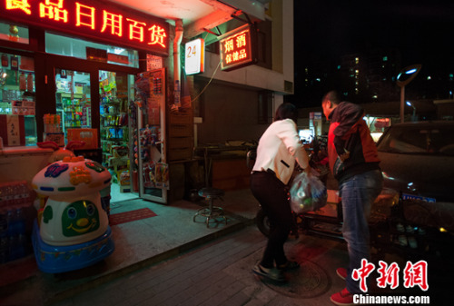 有顧客打電話來買飲料，夫妻二人準(zhǔn)備送貨。<a target='_blank' href='http://www.chinanews.com/' >中新網(wǎng)</a>記者 李卿 攝