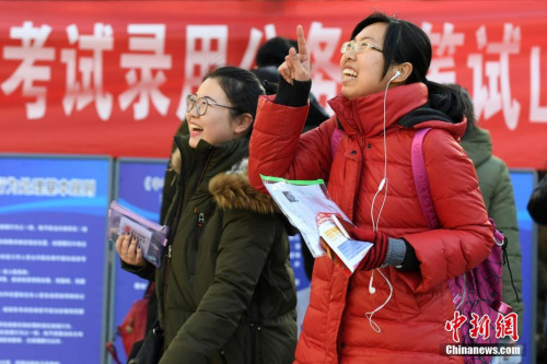 資料圖：2016年11月27日，山西太原一國(guó)考考點(diǎn)，考生準(zhǔn)備進(jìn)入考場(chǎng)。武俊杰 攝