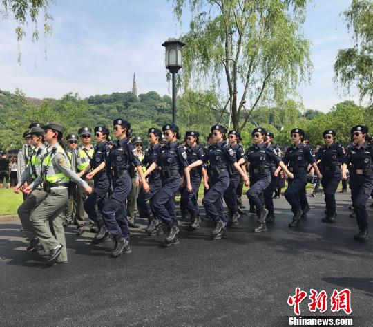 西湖女子巡邏隊(duì)正在巡邏 方堃 攝