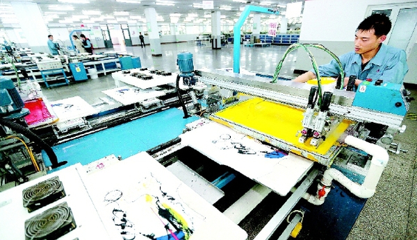 4月27日，華信印花有限公司印花工林佳宇在機臺上添加染料。林佳宇1986年出生，2006年職業中專畢業后來到企業做了一名印花工，4個人的小組中他是組長，這個印花小組連續多年被評為企業的“優秀班組”。    山東省即墨市是中國紡織工業聯合會授予的“中國針織名城”和“中國童裝名城”，規模以上企業達200余家，形成了紡織、染整、成衣、印繡花、包裝、設計、研發的全功能服裝服飾產業鏈，從業人員5萬余人。在紡織服裝產業迅猛發展的帶動下，當地涌現出一批獲得全國五一勞動獎章、全國技術能手和各級勞動模范的“能工巧匠”。  新華社發
