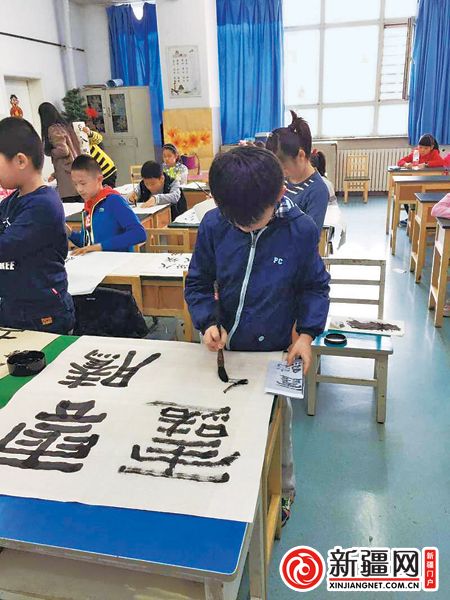 在第三屆“我是傳統文化傳承者”少兒書法大賽現場，來自市第42小學四年級二班的選手杜尚峰正在專心運筆。梁淑芳 攝
