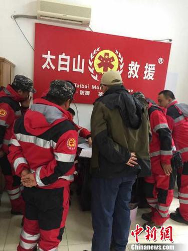 圖為救援隊準(zhǔn)備開展救援。　陜西曙光救援隊供圖 攝