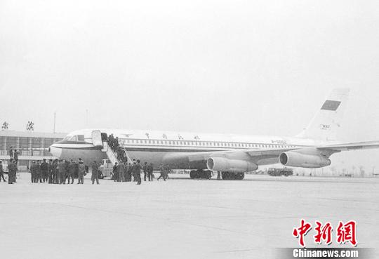 “運-10”在哈爾濱機場 資料圖 攝