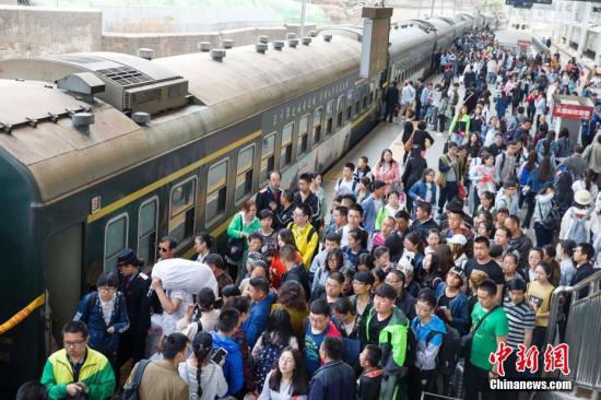 資料圖：5月1日是“五一”小長假的最后一天，中國鐵路客流保持高位運行。 張云 攝