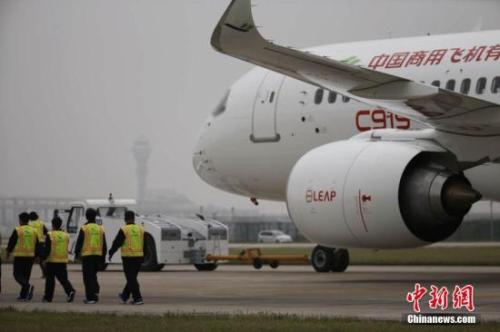 5月5日，中國國產(chǎn)大型客機(jī)C919將在上海浦東國際機(jī)場首飛。圖為C919靜待首飛。楊駿 攝