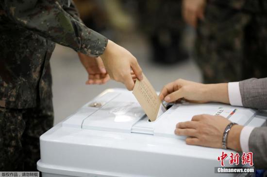 當地時間5月4日，第19屆韓國總統選舉缺席投票啟動，選民們在機場、車站排長隊等候參加缺席投票。