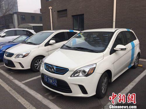 多輛共享汽車停靠在路邊。<a target='_blank' href='http://www.chinanews.com/' >中新網(wǎng)</a> 吳濤 攝