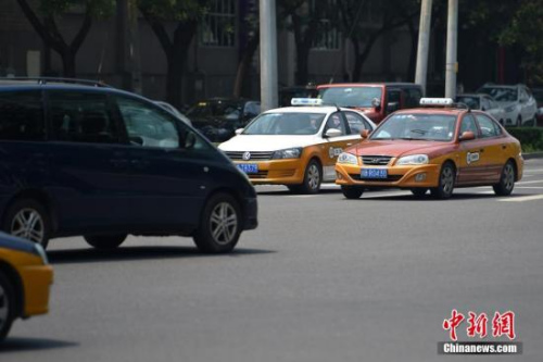 資料圖：行駛在路上的傳統(tǒng)出租車。<a target='_blank' href='http://www.chinanews.com/' >中新網(wǎng)</a>記者 金碩 攝