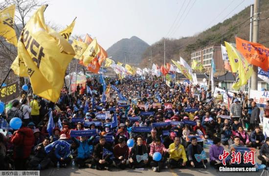 當(dāng)?shù)貢r(shí)間2017年3月18日，韓國(guó)星州郡，民眾集會(huì)抗議，要求取消部署“薩德”。