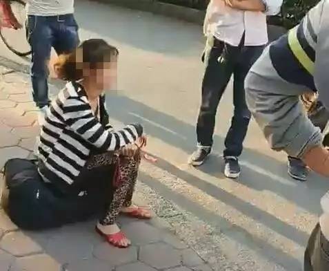 女子向自己孩子做出這種事 路人:是你親生的嗎？