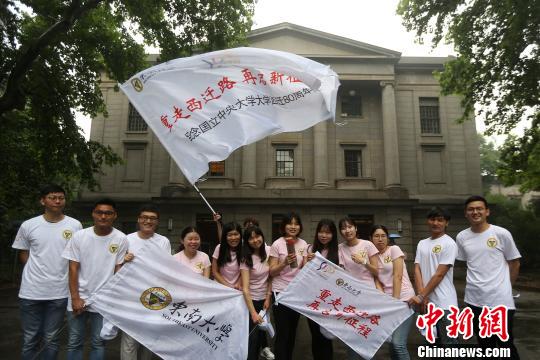 紀念民國中央大學抗戰(zhàn)西遷80周年，東南大學學子重走西遷路。　泱波 攝