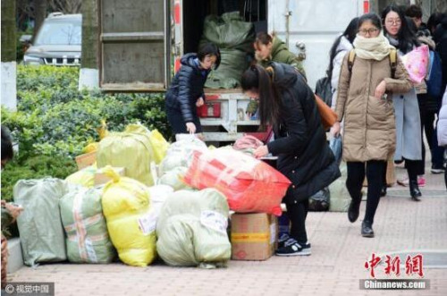 資料圖：山東青島一高校校園內快遞點業務量陡增。skd 攝 圖片來源：視覺中國