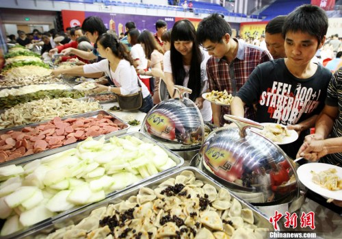 資料圖：多位市民正在排隊選擇麻辣燙菜品。<a target='_blank' href='http://www.chinanews.com/'>中新社</a>發 李一芳 攝