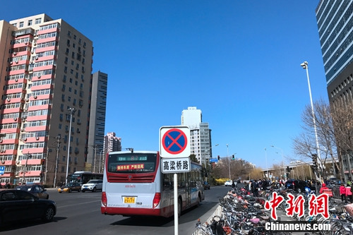 北京西直門大街附近的公交車站。<a target='_blank' href='http://www.chinanews.com/' >中新網(wǎng)</a> 種卿 攝