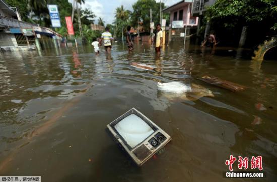 當地時間5月29日，斯里蘭卡Kalutara，電視機漂在洪水中。目前，斯里蘭卡的多個地區都遭遇了暴雨和洪水的侵襲，一些地方還發生了山體滑坡等次生災害。