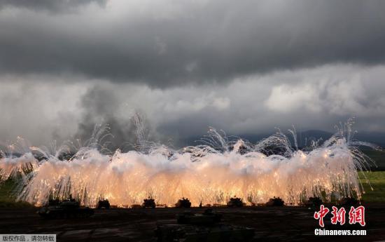 當地時間8月25日，日本自衛隊在富士山附近的Higashifuji軍事訓練基地展開一年一度的軍事演習。圖為日本自衛隊裝甲部隊進行實彈射擊訓練。