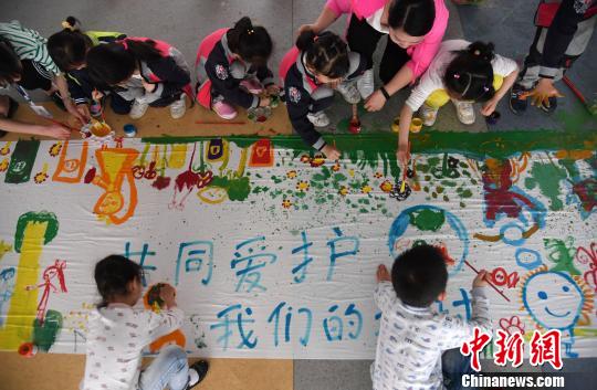 4月19日，江西省新余市蓓蕾幼兒園的小朋友在創(chuàng)作保護地球主題繪畫作品。　周亮　攝