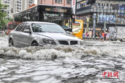 資料圖：5月24日，廣州江燕路，市民“踏浪”出行。<a target='_blank' href='http://www.chinanews.com/'>中新社</a>記者 陳驥旻 攝