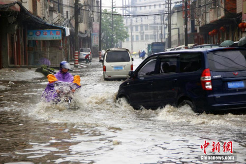  資料圖：5月14日夜間至15日清晨，廣西遭暴雨侵襲，柳州市部分路段內(nèi)澇嚴(yán)重。朱柳融 攝