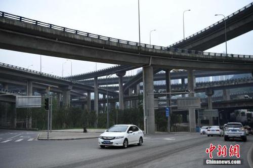 5月31日，不少車輛穿梭在已經完工的重慶黃桷灣立交橋上。據悉，黃桷灣立交橋有五層結構、15條匝道向8個方向延伸而去，被譽為“重慶主城最復雜立交”。陳超 攝