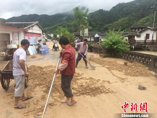 村民清理淤泥。　郭永潮 攝