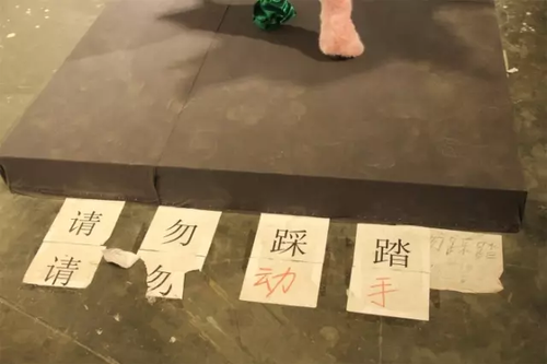 畢業(yè)展作品被盜皮皮蝦也遭殃 學(xué)生貼26個勿觸碰