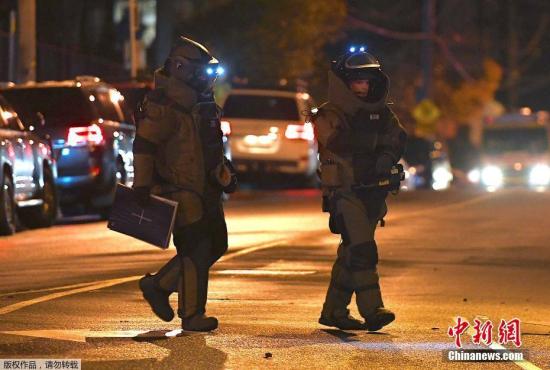 下午6時左右，劫持者露面與警方交火，劫持者被擊斃，被劫持的年輕女性安全獲救。3名警察在交火中受傷，其中2人被送往醫(yī)院。圖為澳大利亞警方拆彈小組成員在事發(fā)地點附近。