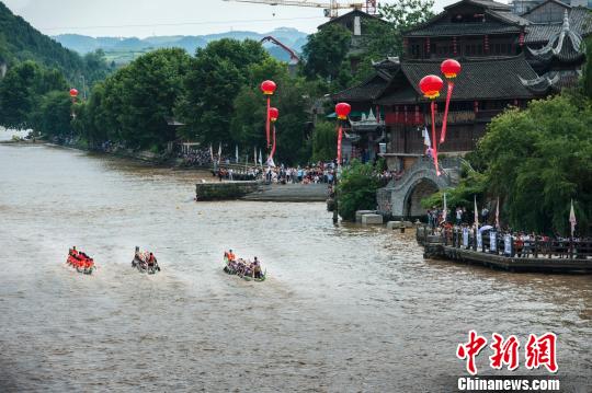 中國(guó)僑網(wǎng)2017多彩貴州·凱里國(guó)際龍舟邀請(qǐng)賽現(xiàn)場(chǎng)　楊春嵐　攝