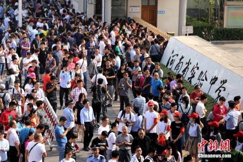 資料圖：6月7日，河南鄭州，全國高考河南省實驗中學考點，參加高考的考生和家長們。當日，2017年全國統一高考拉開序幕，報名考生共940萬人。 <a target='_blank' href='http://www.chinanews.com/'>中新社</a>記者 王中舉 攝