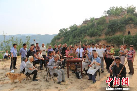 煤省山西的資源型大縣長治襄垣正極力拓展文化產業，令非遺傳承人有飯吃。圖為襄垣鼓書。　張羽 攝