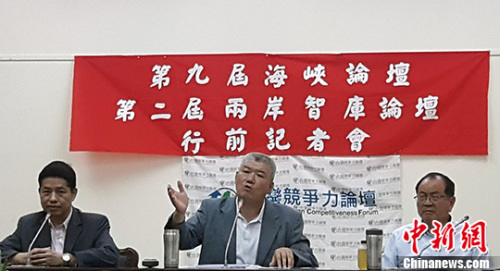 6月13日，“海峽論壇——兩岸智庫論壇”行前說明會在臺北舉行，臺灣競爭力論壇理事長龐建國（左）說，自去年5月民進黨政權上臺，兩岸關系陷入冷對抗局面；巴拿馬總統剛宣布與大陸方面建交，對于臺當局是一大警訊，如其持續推動一些作為，難見兩岸關系轉暖的可能。臺灣競爭力論壇執行長謝明輝（中）與總顧問林水吉也出席說明會。 <a target='_blank' href='http://www.chinanews.com/'>中新社</a>記者 劉舒凌 攝