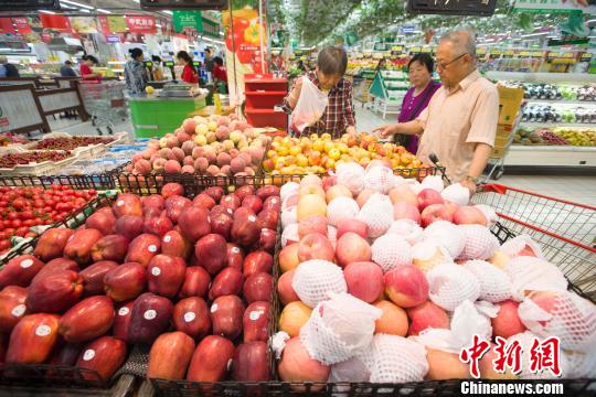 山西太原，民眾在超市選購水果。　張?jiān)?攝