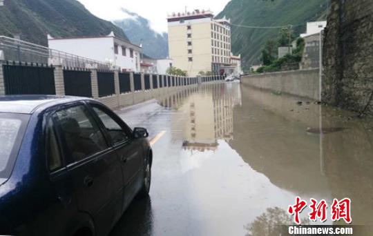 道路被洪水淹沒?！＄娦?攝