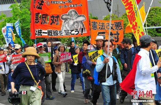 當(dāng)?shù)貢r(shí)間5月3日，數(shù)萬日本民眾在東京舉行集會(huì)和游行，為整整經(jīng)歷了70個(gè)年頭的日本戰(zhàn)后憲法“點(diǎn)贊”，呼吁維護(hù)和平憲法，反對(duì)執(zhí)政當(dāng)局的修憲企圖。 <a target='_blank' href='http://www.chinanews.com/'>中新社</a>記者 王健 攝