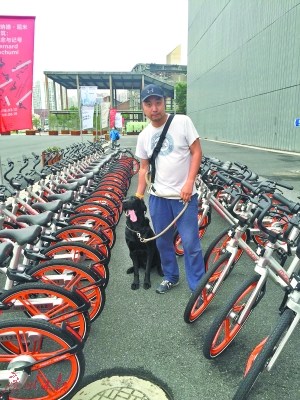 “摩族獵人”創始人莊驥帶著愛犬在“打獵”。