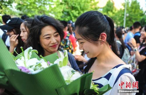 資料圖：山東濟南眾多考生手捧鮮花在家長的簇擁下歡快告別高考。<a target='_blank' href='http://www.chinanews.com/' _fcksavedurl='http://www.chinanews.com/'></table>中新社</a>記者 張勇 攝