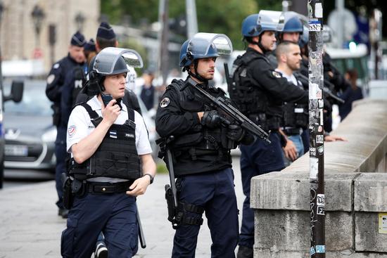 6月6日，在法國巴黎，警察在巴黎圣母院附近警戒。（新華社/路透）