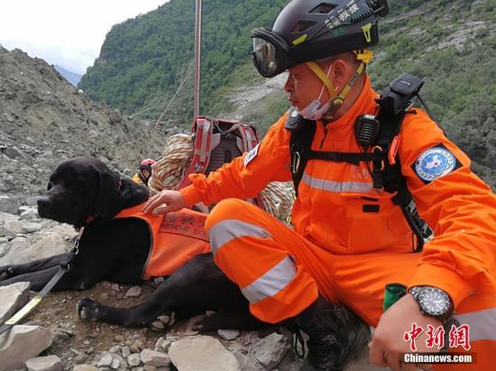 6月26日上午，四川茂縣山體垮塌現場，來自貴州省的貴州眾志救援隊在搜救。6月24日5時45分，四川省阿壩藏族羌族自治州茂縣疊溪鎮新磨村新村組富貴山山體突發高位垮塌。事發當天，貴州眾志救援隊受貴州省應急辦委派，奔赴四川參與救援。<a target='_blank' href='http://www.chinanews.com/'>中新社</a>發 田一凡 攝