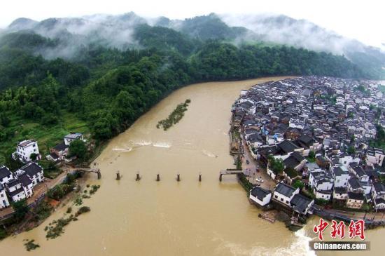 6月25日，中國(guó)減災(zāi)委、民政部對(duì)江西省啟動(dòng)國(guó)家救災(zāi)四級(jí)應(yīng)急響應(yīng)。6月21日至今，江西受強(qiáng)降雨襲擊，多地受淹嚴(yán)重。程新德 攝