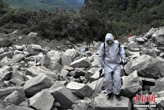 6月26日，四川茂縣疊溪鎮(zhèn)新磨村新村組富貴山“6·24”特別重大山體滑坡災(zāi)害搜救工作進(jìn)入第3天，上千名救援人員堅(jiān)守現(xiàn)場(chǎng)全力搜救。圖為防疫人員進(jìn)行消毒防疫。 中新社記者 安源 攝