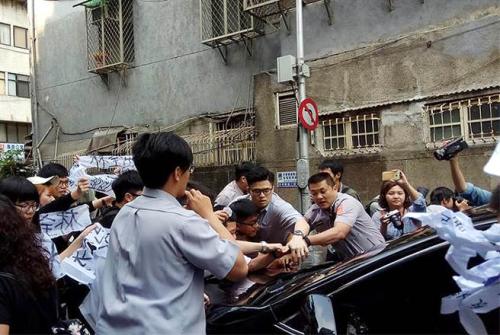 大觀自救會早上突襲“行政院長”住家，阻擋載林全上班的座車，抗議者將座車拖延在巷道內約20分鐘，后遭警察排除，林全座車揚長而去。(圖片來源：臺灣《中時電子報》)