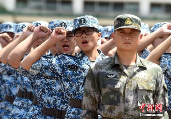 資料圖：2016年7月18日，第十二屆香港青少年軍事夏令營在駐港部隊新圍軍營舉行開營儀式。圖為學員宣誓。<a target='_blank' href='http://www.chinanews.com/'>中新社</a>記者 張宇 攝