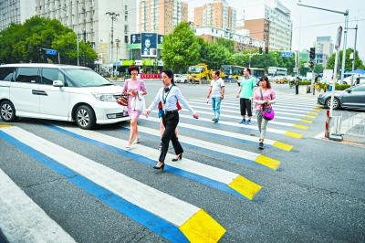 北京設立3D立體斑馬線 警示車輛讓行人