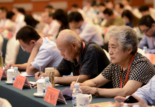 中國國民黨革命委員會北京市第十三次代表大會閉幕會上，黨員認真聽會。26