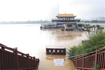 7月2日，長沙湘江西側碼頭上，售票處被河水漫過。